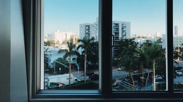 Pros and Cons of Aluminium Sliding Windows for Modern Homes